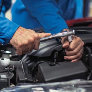 imgi_164_6948102-banner-de-mecanico-de-automoveis-homem-e-equipe-verificando-danos-carro-quebrado-parte-condicao-diagnostico-e-reparo-veiculo-na-gara